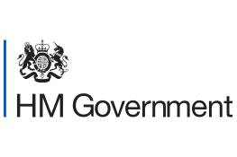 Logotipo del Gobierno del Reino Unido: una cresta negra de un león y un unicornio junto a una línea azul vertical. Debajo, el texto negro 'HM Government'.