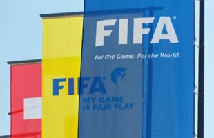 Tres banderas FIFA alineadas.
