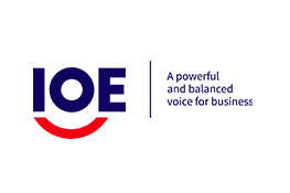 Logo de l'Organisation internationale des employeurs - texte bleu «OIE» au-dessus d'un arc rouge, à côté d'une ligne bleue verticale et du texte «Une voix puissante et équilibrée pour les entreprises».