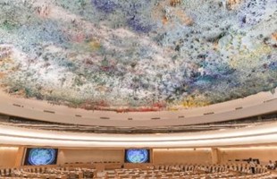 Image de l'intérieur de la salle du Conseil des droits de l'homme et de son plafond texturé coloré.