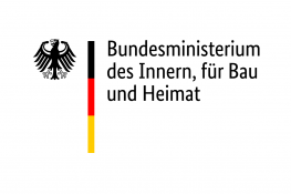 Logotipo del Gobierno de Alemania: un águila negra junto a un bloque de color negro, amarillo y rojo, luego el texto negro 'Bundesministerium des Innern, für Bau und Heimat'