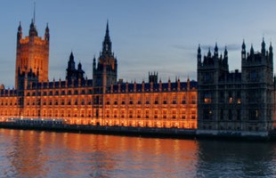 Una imagen de gran angular de Westminster, las Casas del Parlamento y el Big Ben de Londres, capturada desde el puente, incluido el río Támesis.