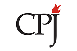 Logotipo del Comité para la Protección de los Periodistas: texto negro 'CPJ' con una llama que se eleva desde la parte superior de la 'J'
