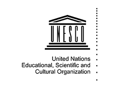 El logotipo de la UNESCO: un templo negro, cuyos pilares están formados por las letras "UNESCO", debajo del cual aparece el texto negro "Organización de las Naciones Unidas para la Educación, la Ciencia y la Cultura".